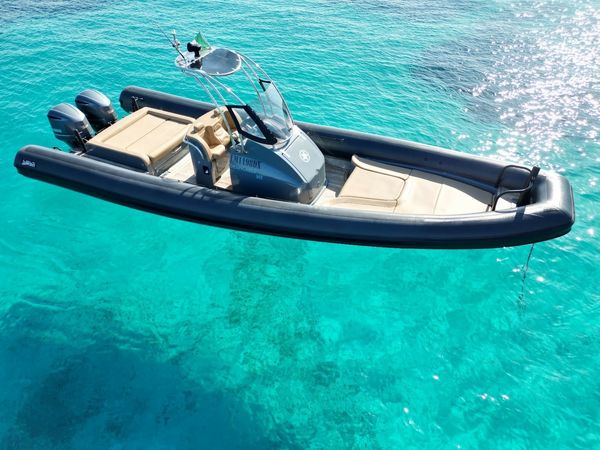 Sea Water Smeralda 320 | Despicable me