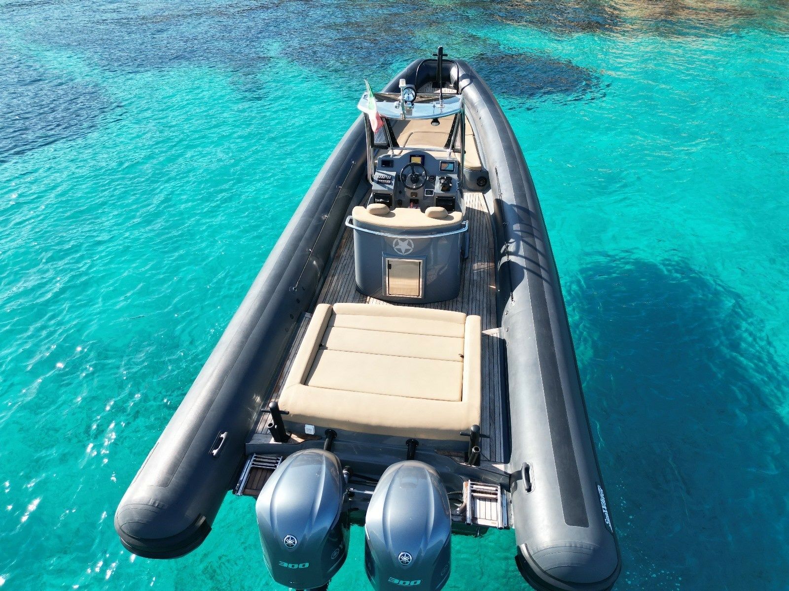 Sea Water Smeralda 320 | Despicable me