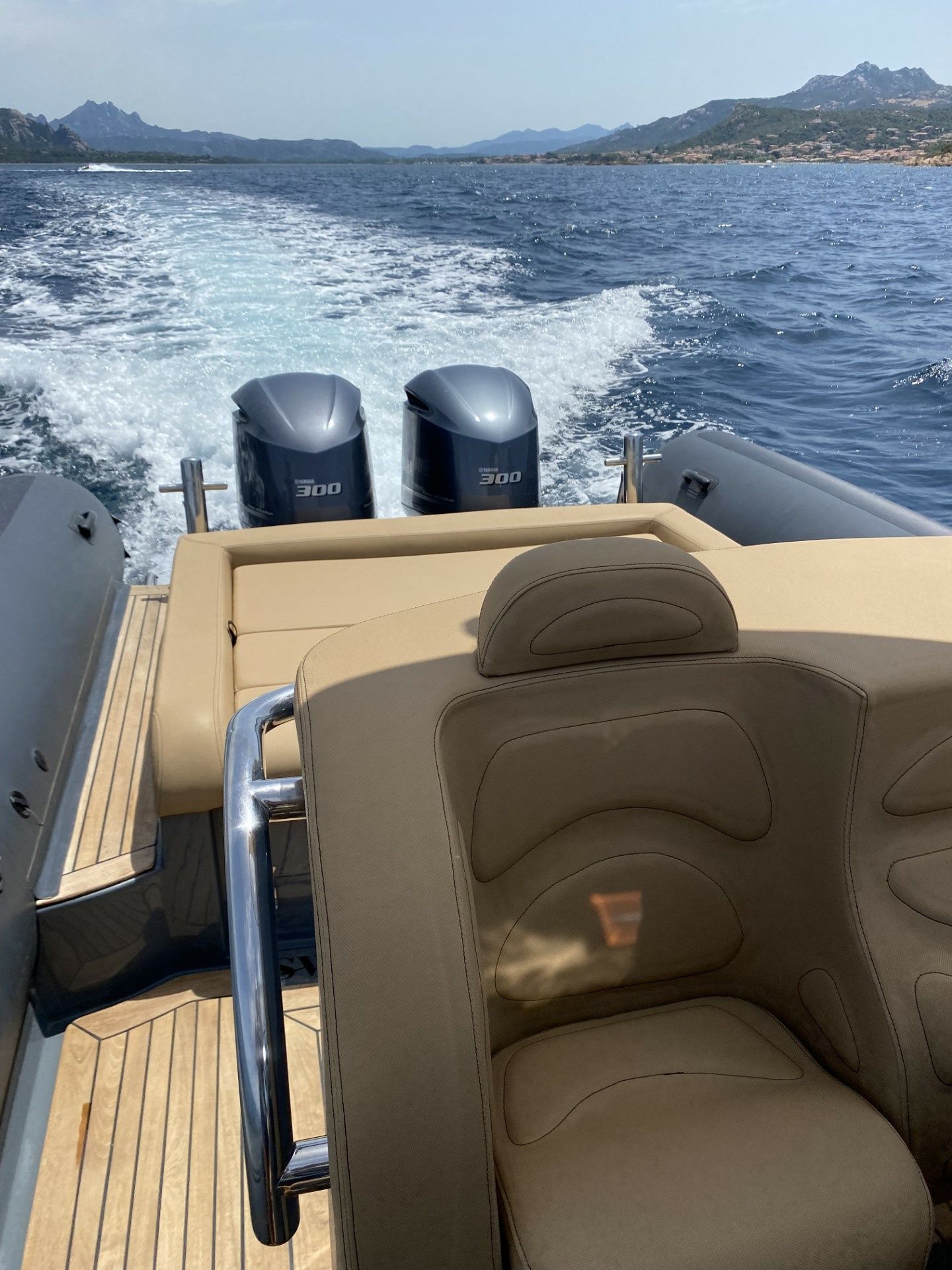 Sea Water Smeralda 320 | Despicable me