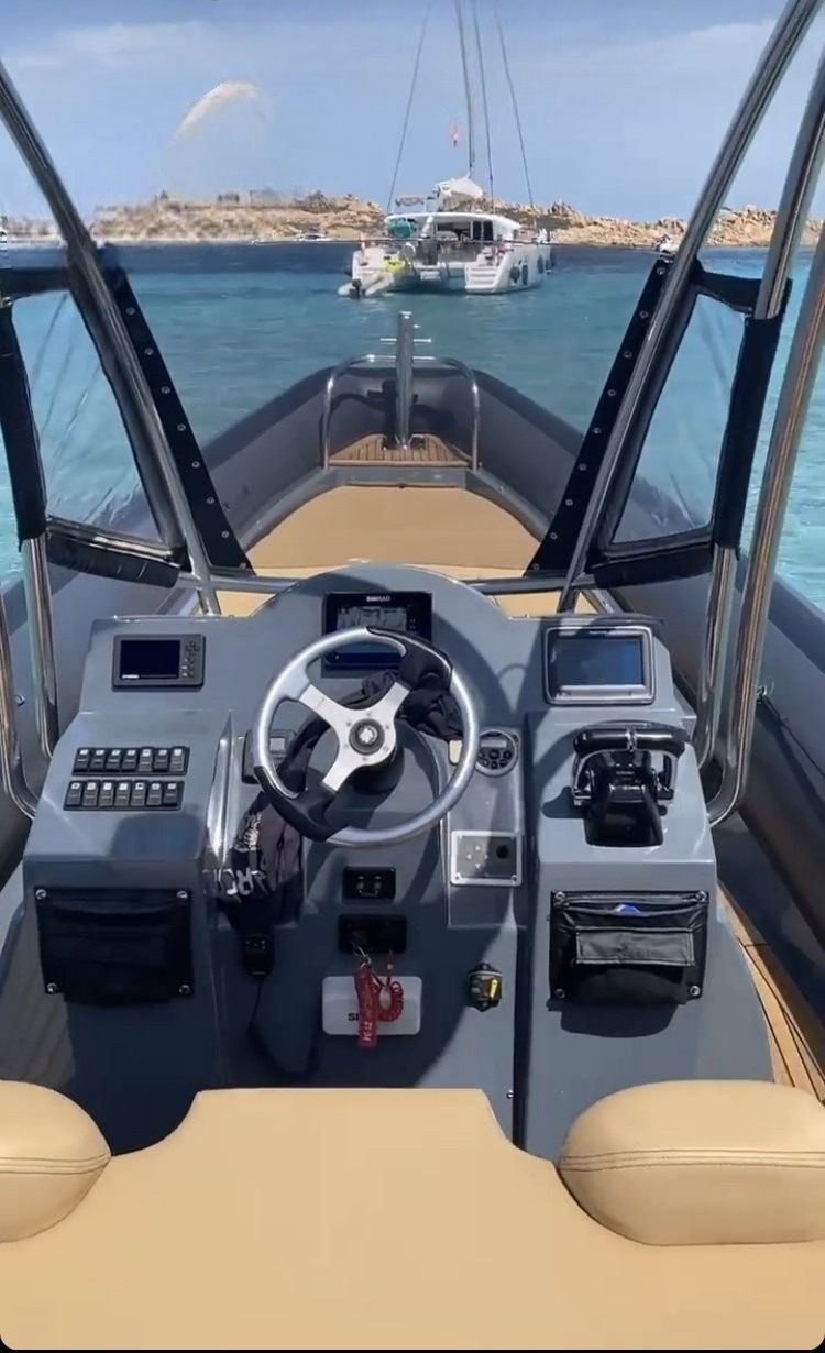 Sea Water Smeralda 320 | Despicable me