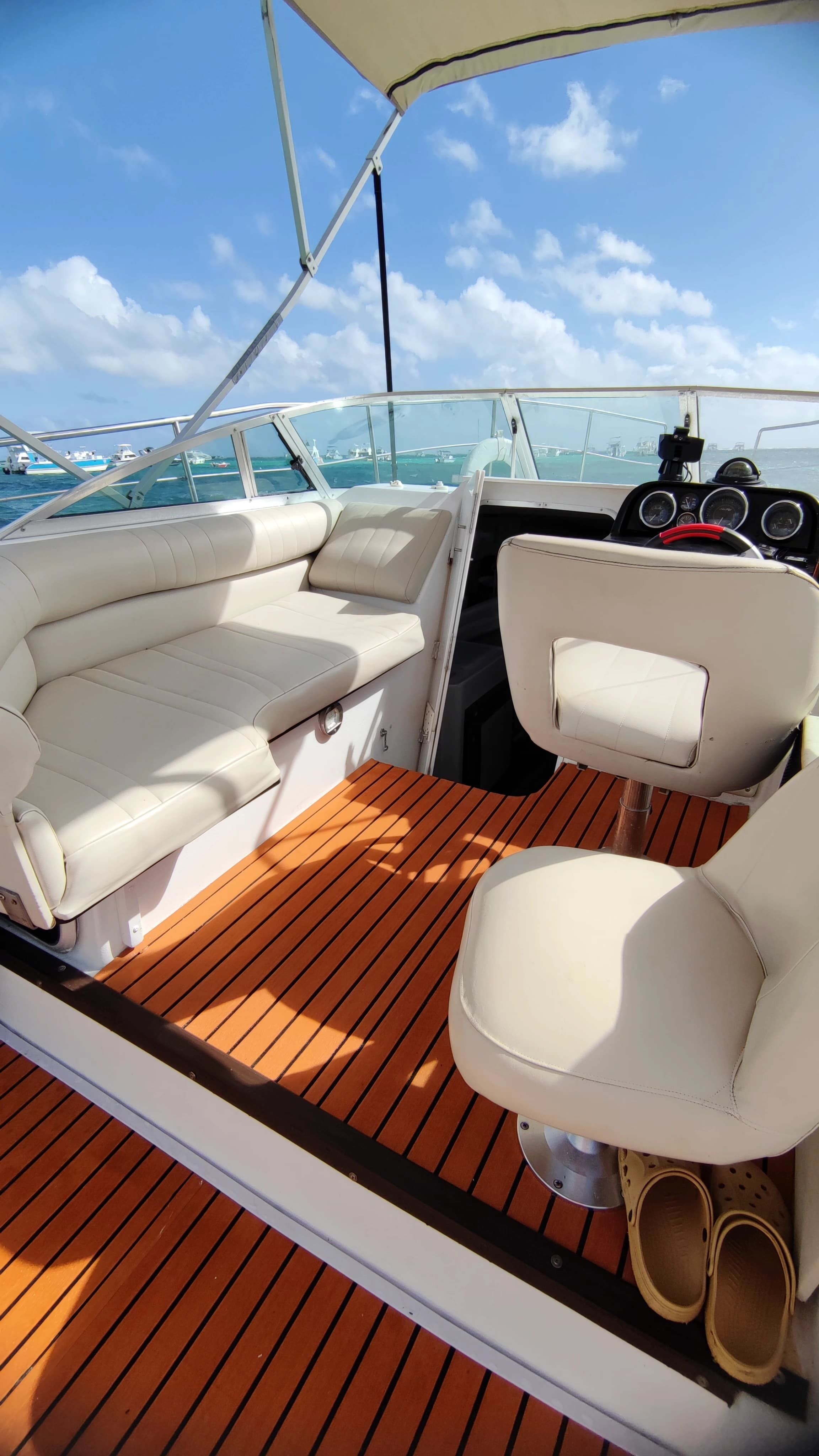 Rinker Fiesta 260 | Roka Nautica