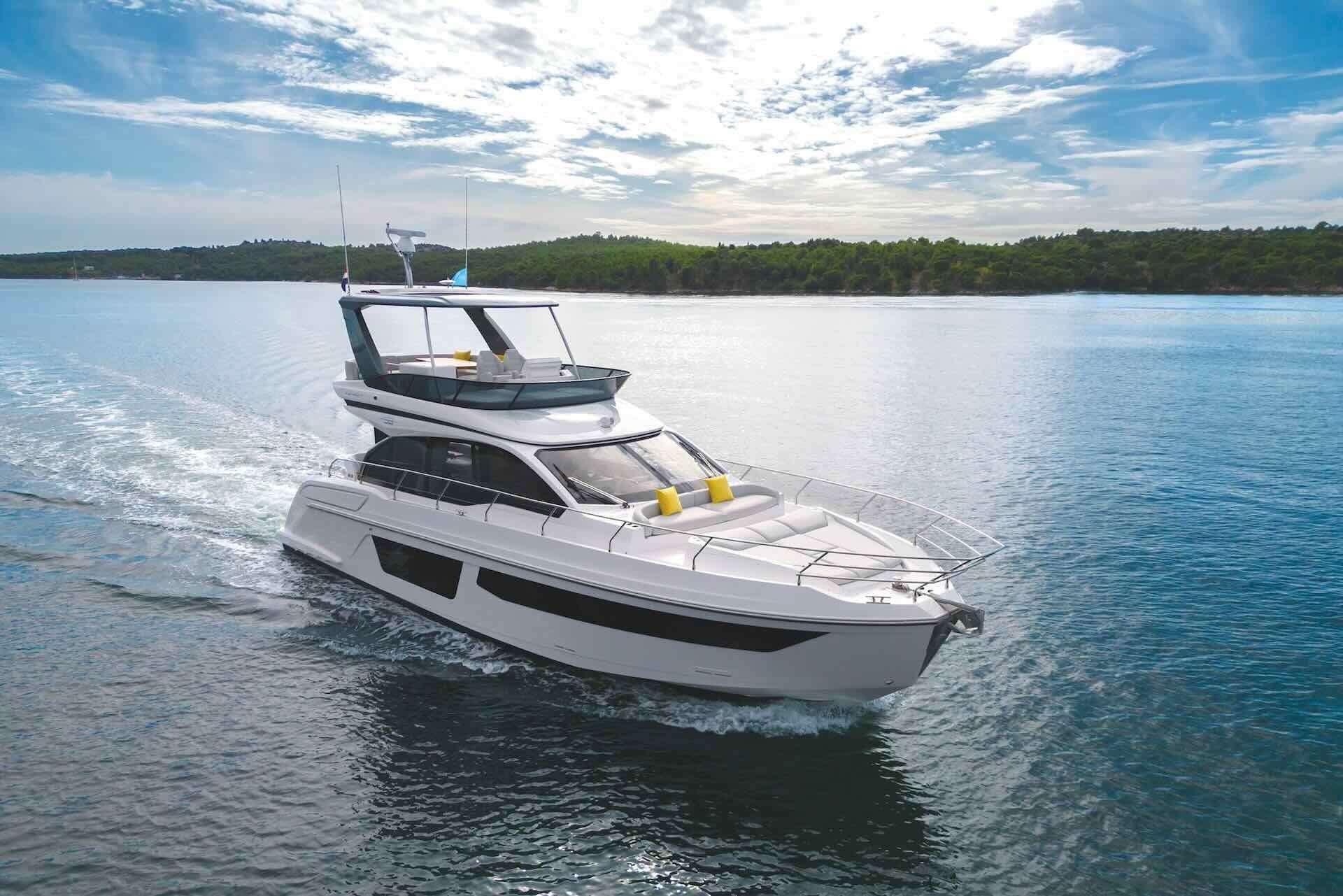 Azimut 53 F | White