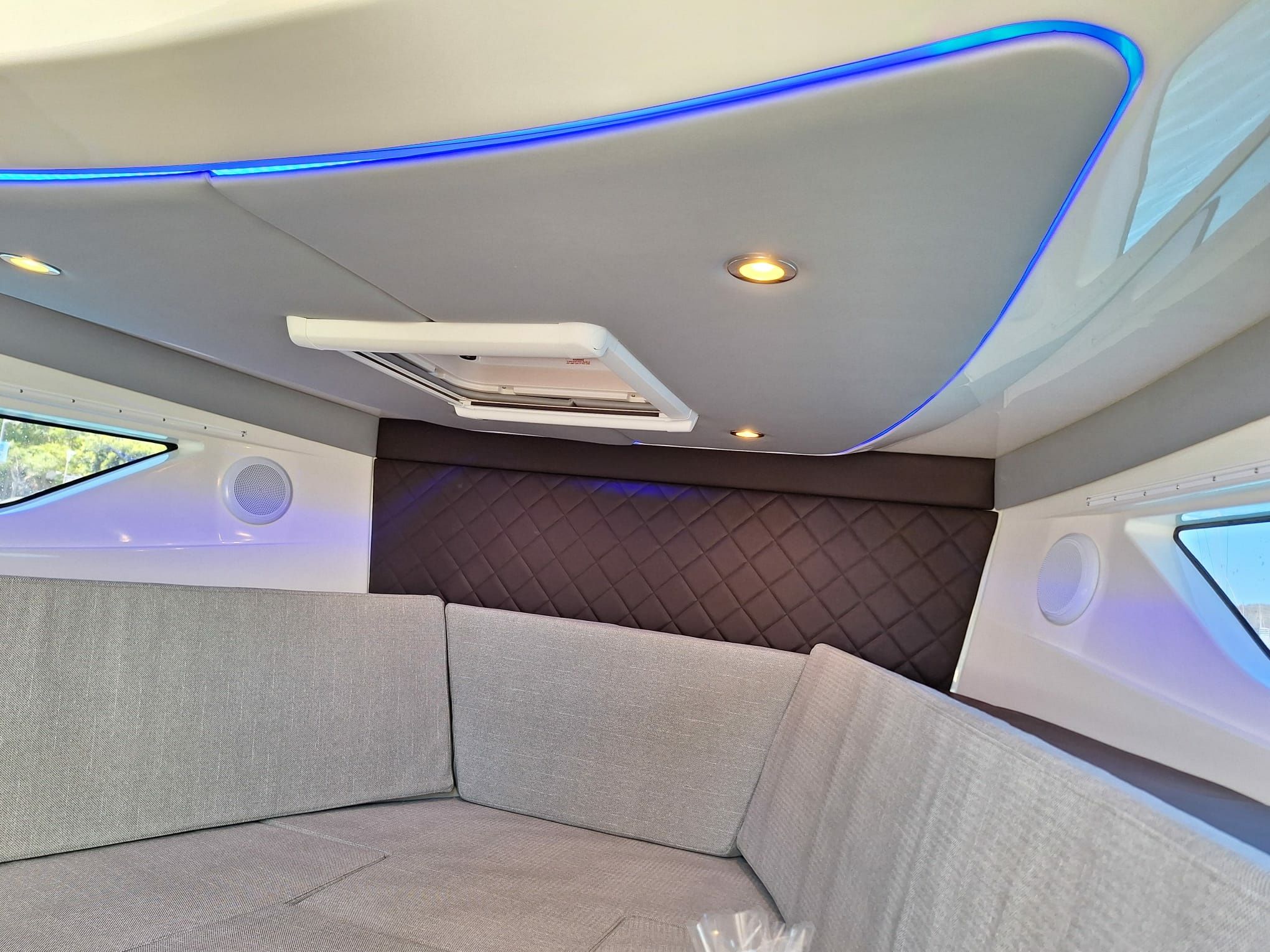 Quicksilver Activ 875 Sundeck | Sun