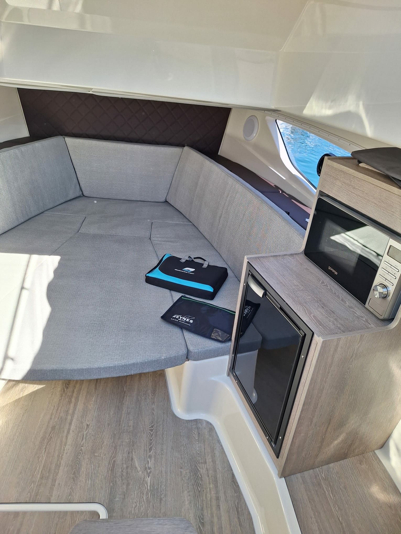 Quicksilver Activ 875 Sundeck | Sun