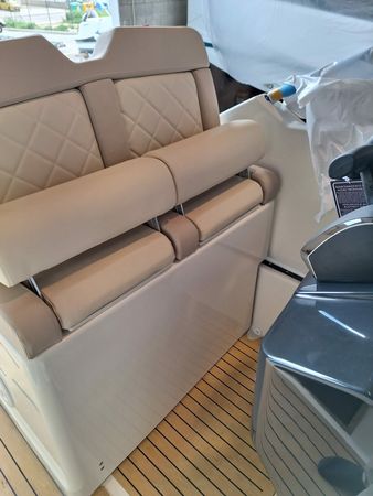 Quicksilver Activ 875 Sundeck | Sun