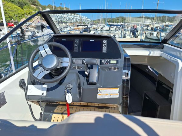 Quicksilver Activ 875 Sundeck | Sun