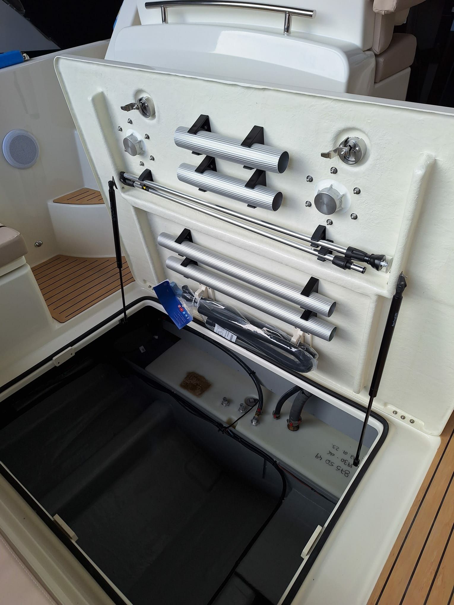 Quicksilver Activ 875 Sundeck | Sun