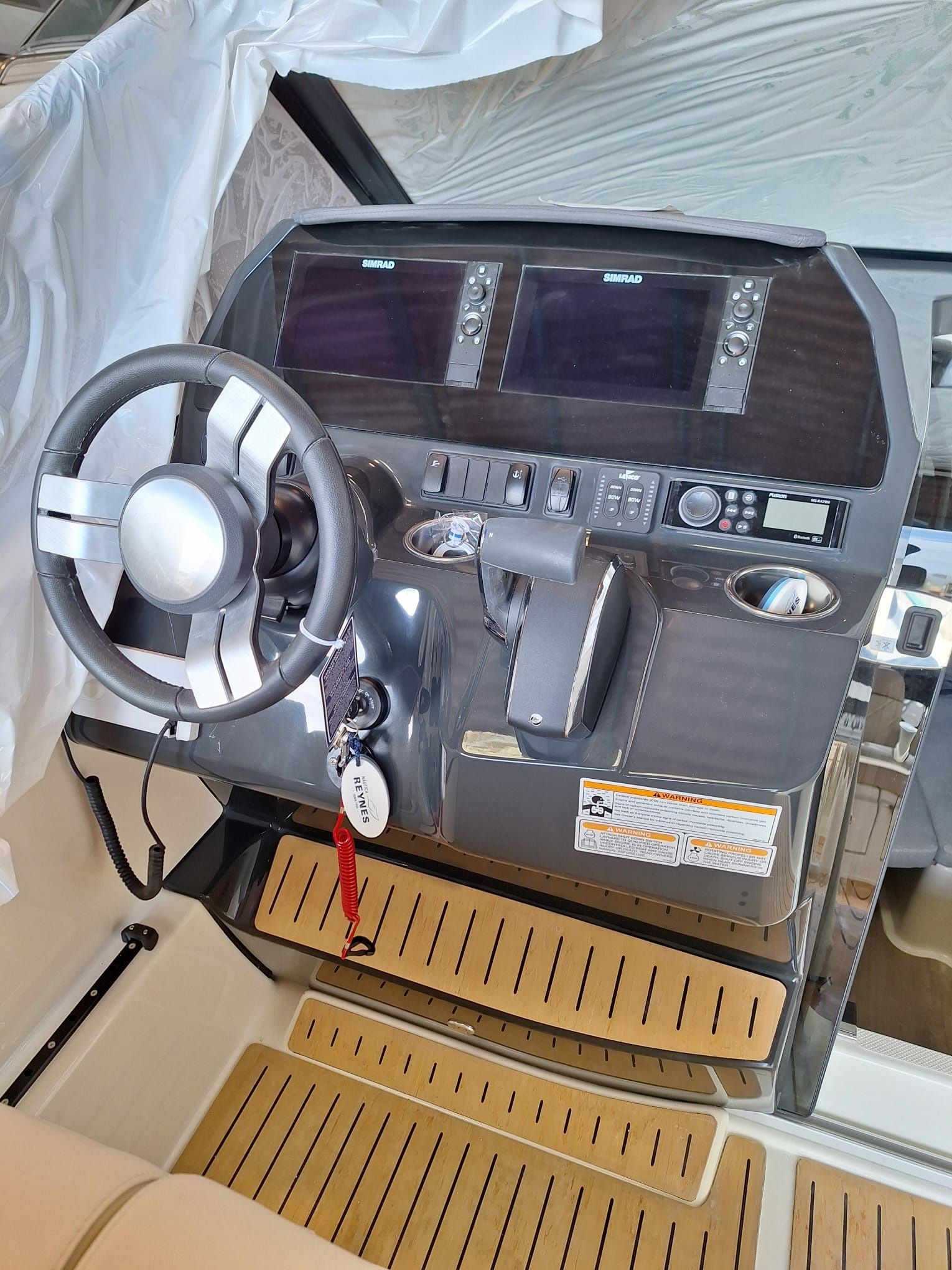 Quicksilver Activ 875 Sundeck | Sun