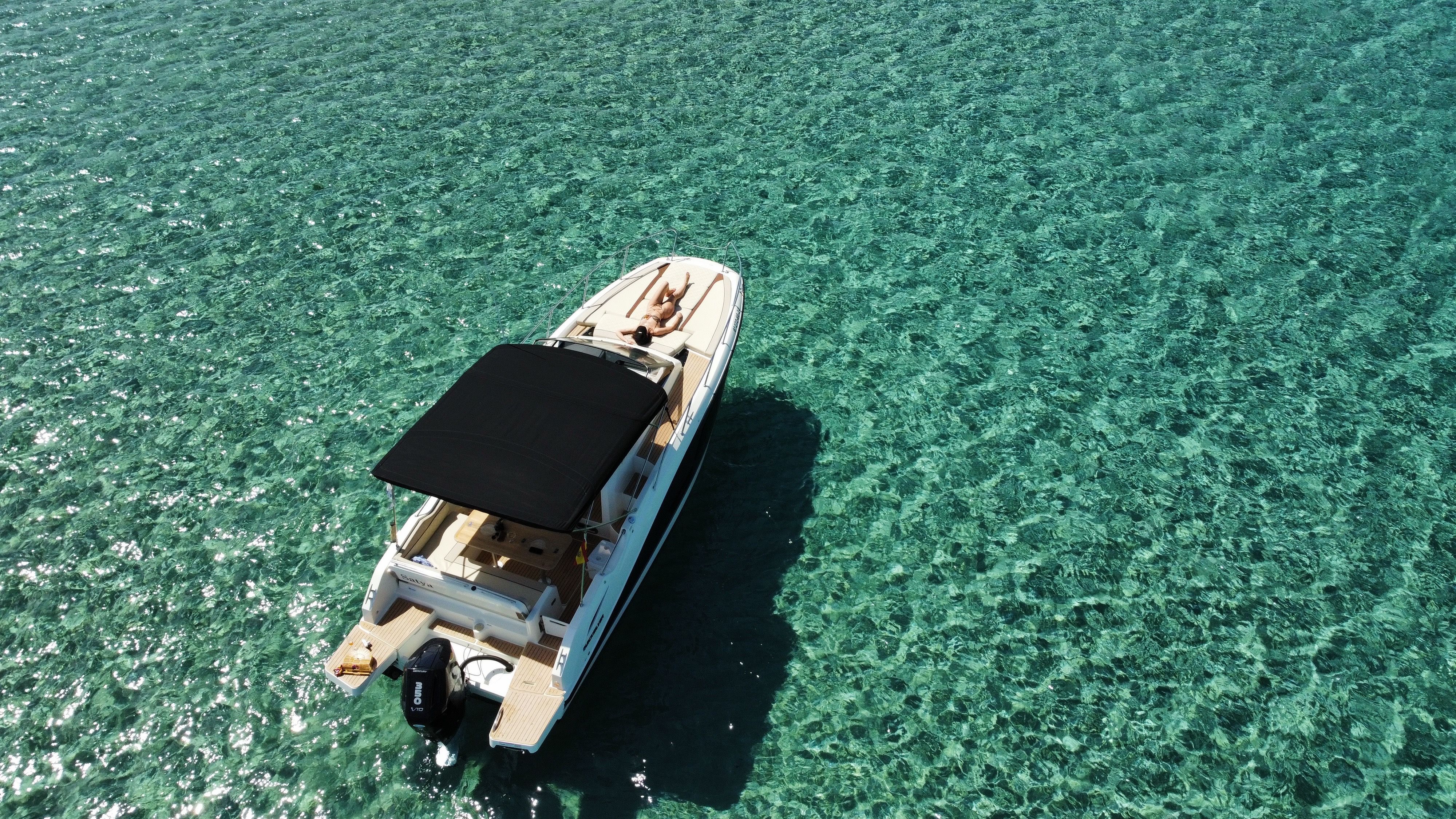 Quicksilver Activ 875 Sundeck | Sun