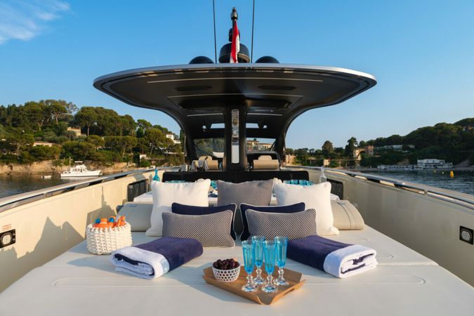 Invictus 46 | Baccarat