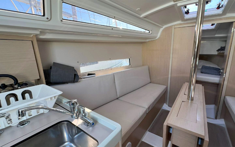 Beneteau Oceanis 30.1 | Jeep