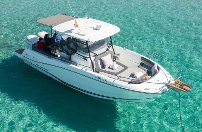 Jeanneau Cap Camarat 9.0 CC | Helms 1