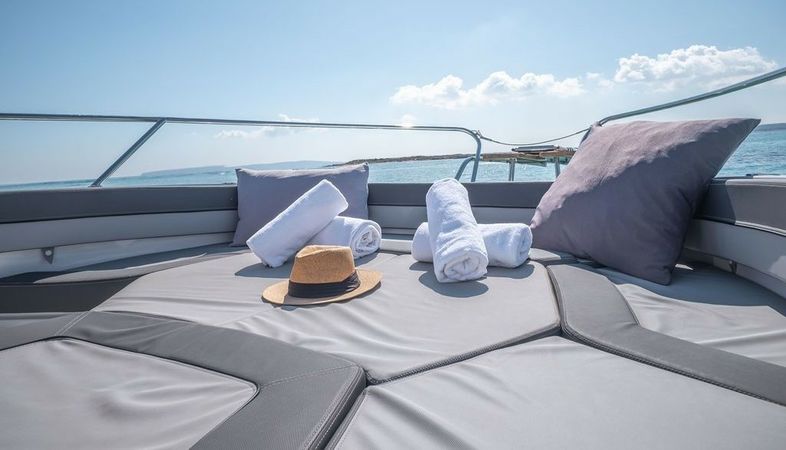 Jeanneau Cap Camarat 9.0 CC | Helms 1