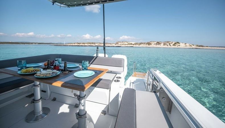 Jeanneau Cap Camarat 9.0 CC | Helms 1