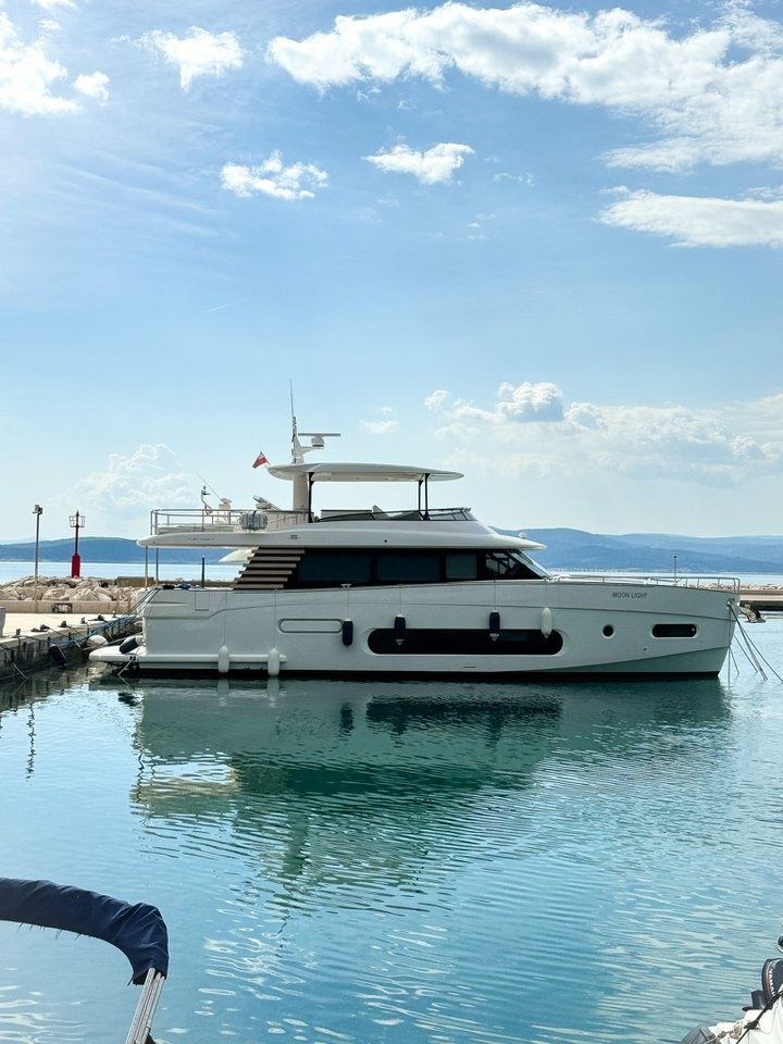 Azimut 66 | Moon light