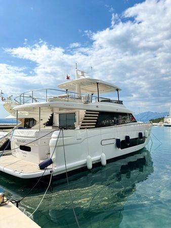 Azimut 66 | Moon light