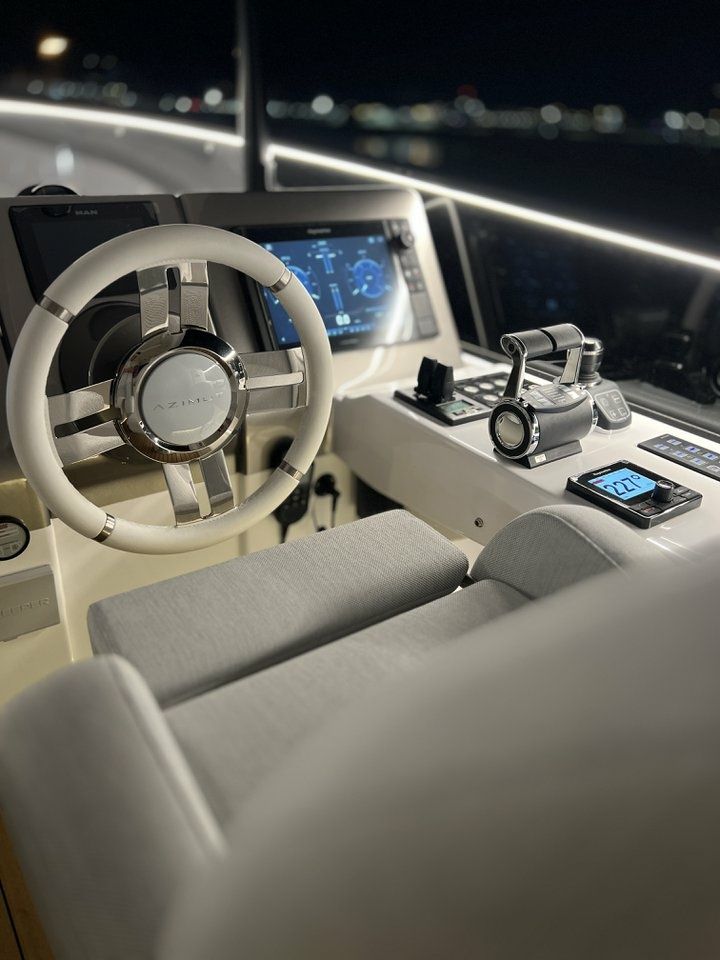 Azimut 66 | Moon light