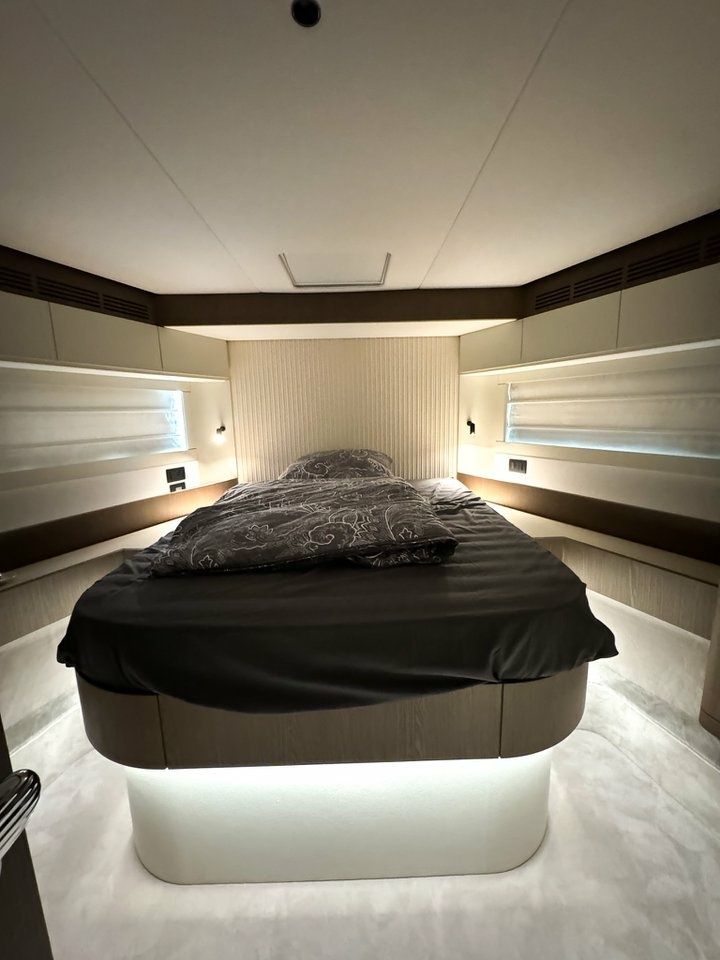 Azimut 66 | Moon light