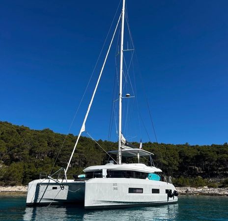 Lagoon 55 | Black Caviar