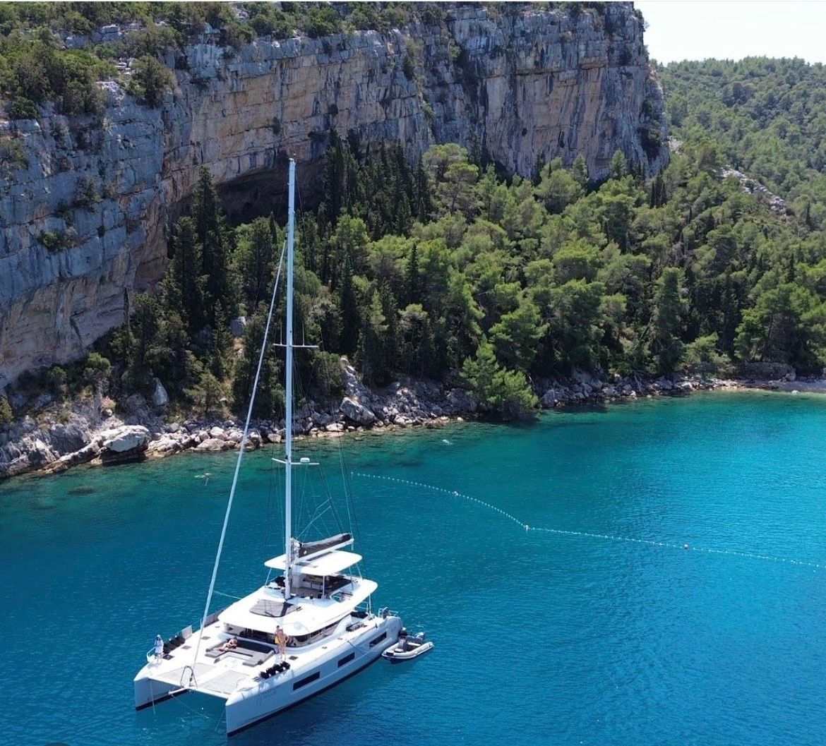 Lagoon 55 | Black Caviar