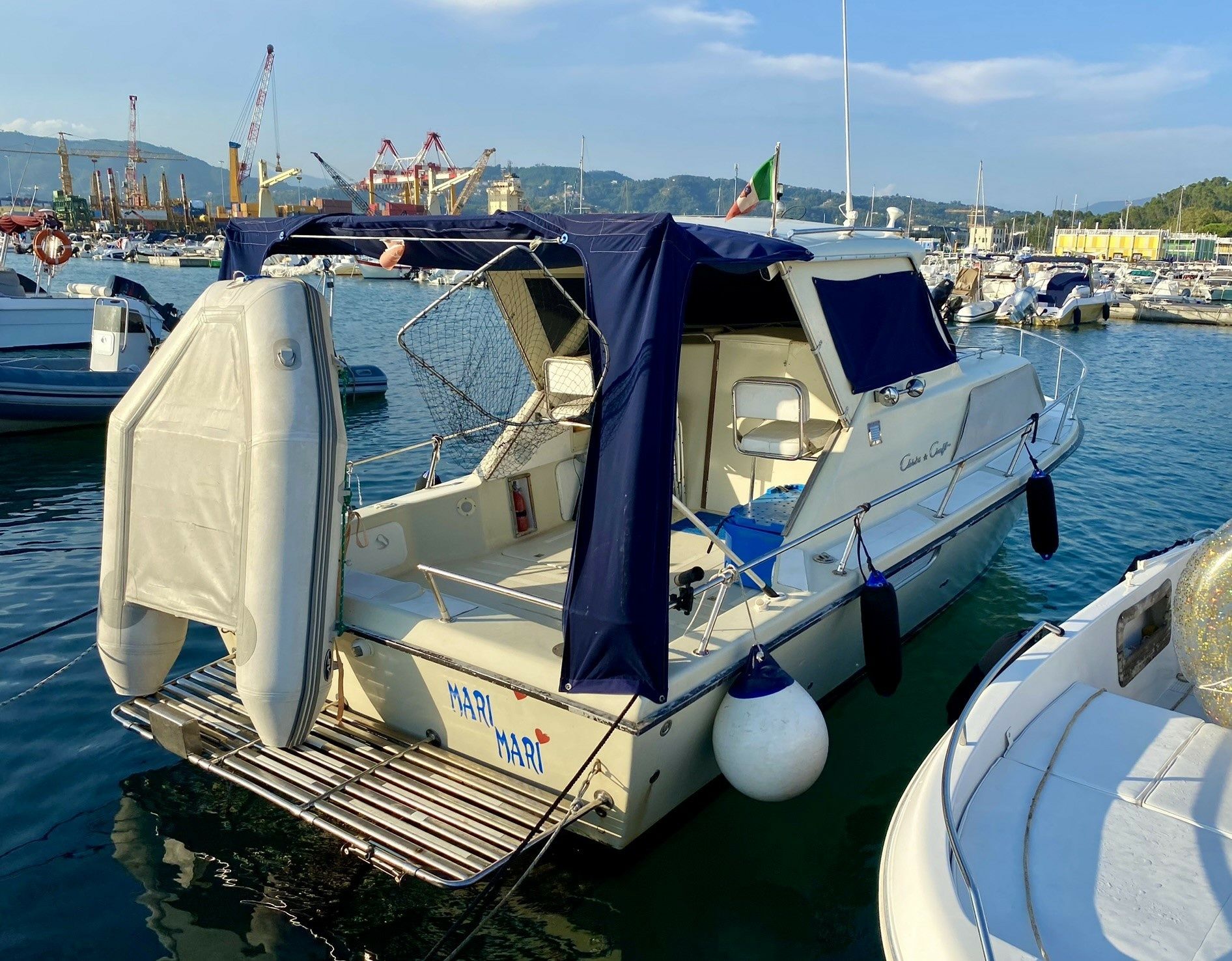 Chris Craft 25 Express Cruiser | Mari Mari