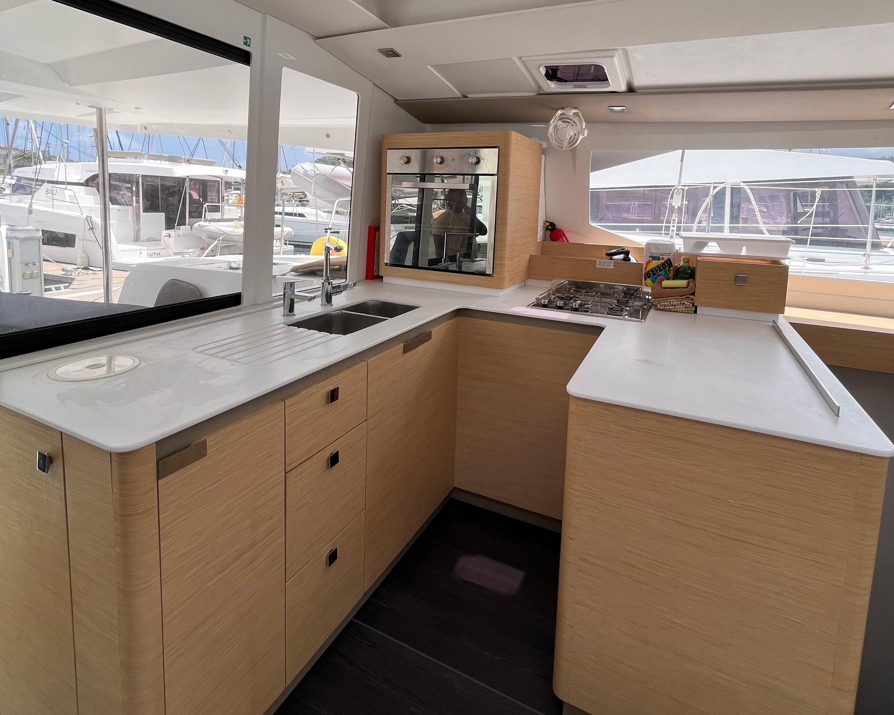 Fountaine Pajot Astrea 42 | Vent D'arguin