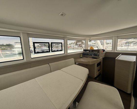 Lagoon 42 | Persefoni