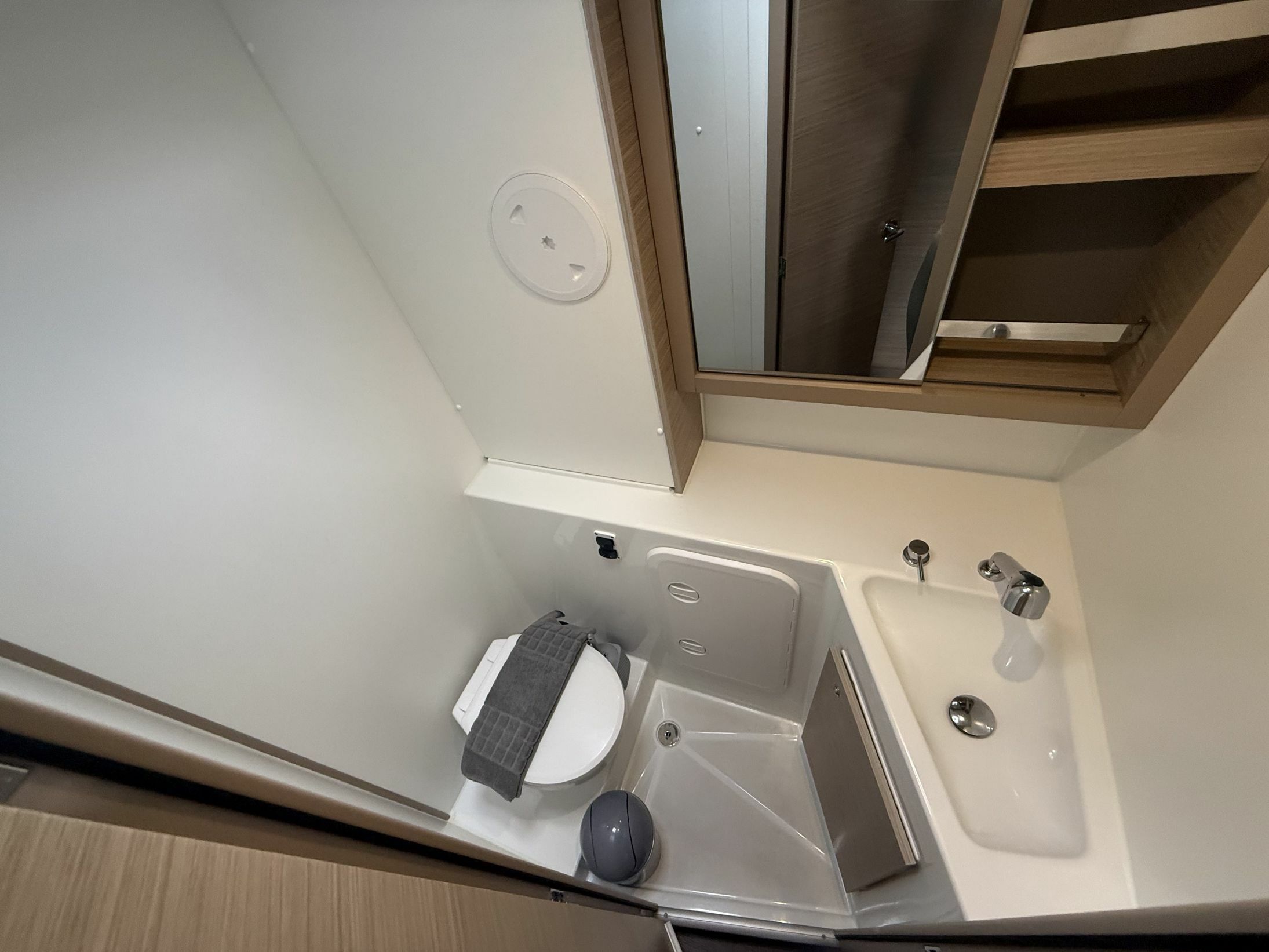 Lagoon 42 | Persefoni