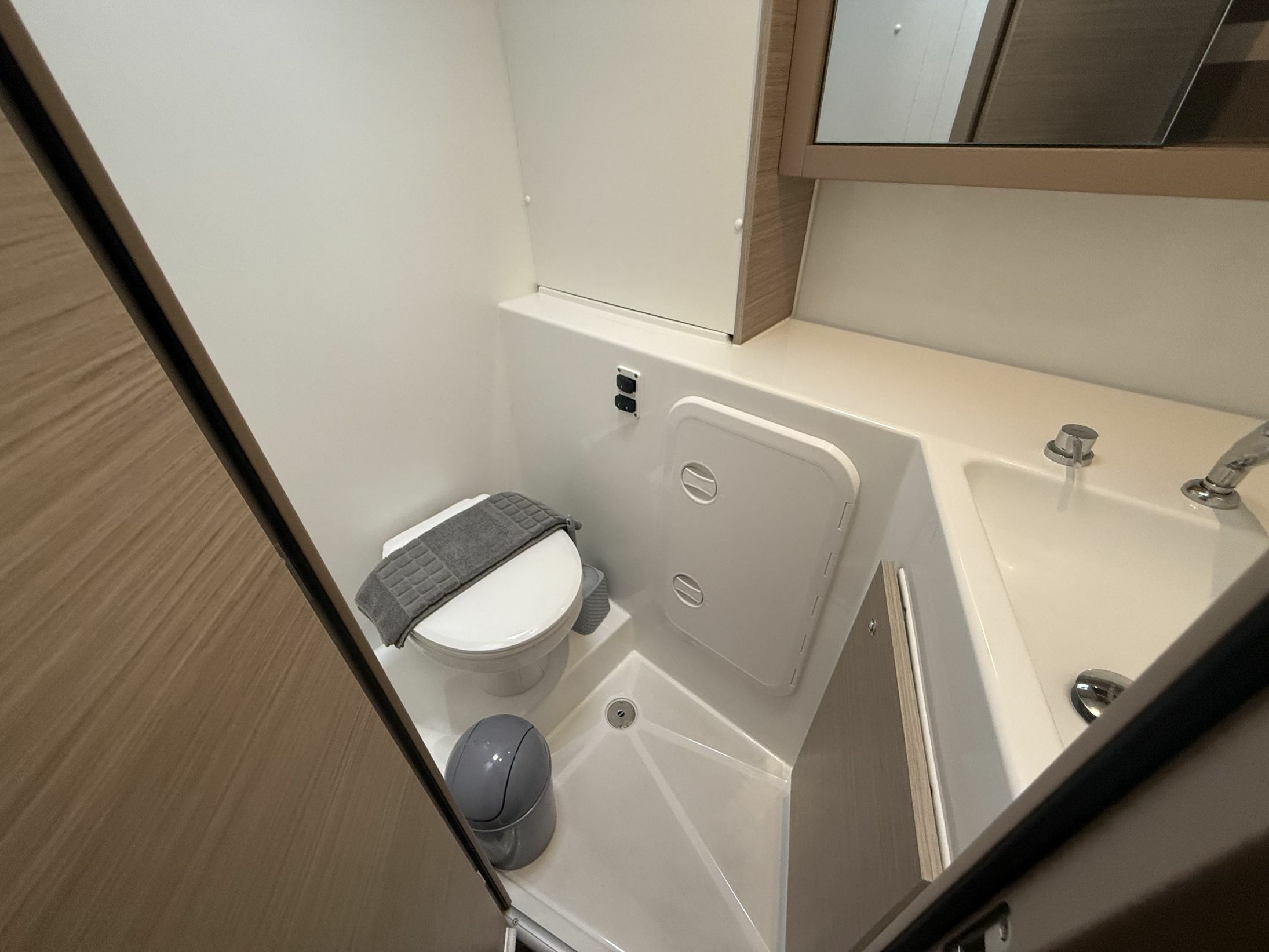 Lagoon 42 | Persefoni