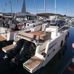 Nuva Yachts M9 Cabin | Babac