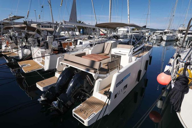 Nuva Yachts M9 Cabin | Babac