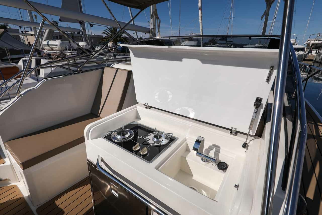 Nuva Yachts M9 Cabin | Babac