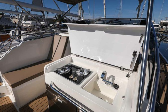 Nuva Yachts M9 Cabin | Babac