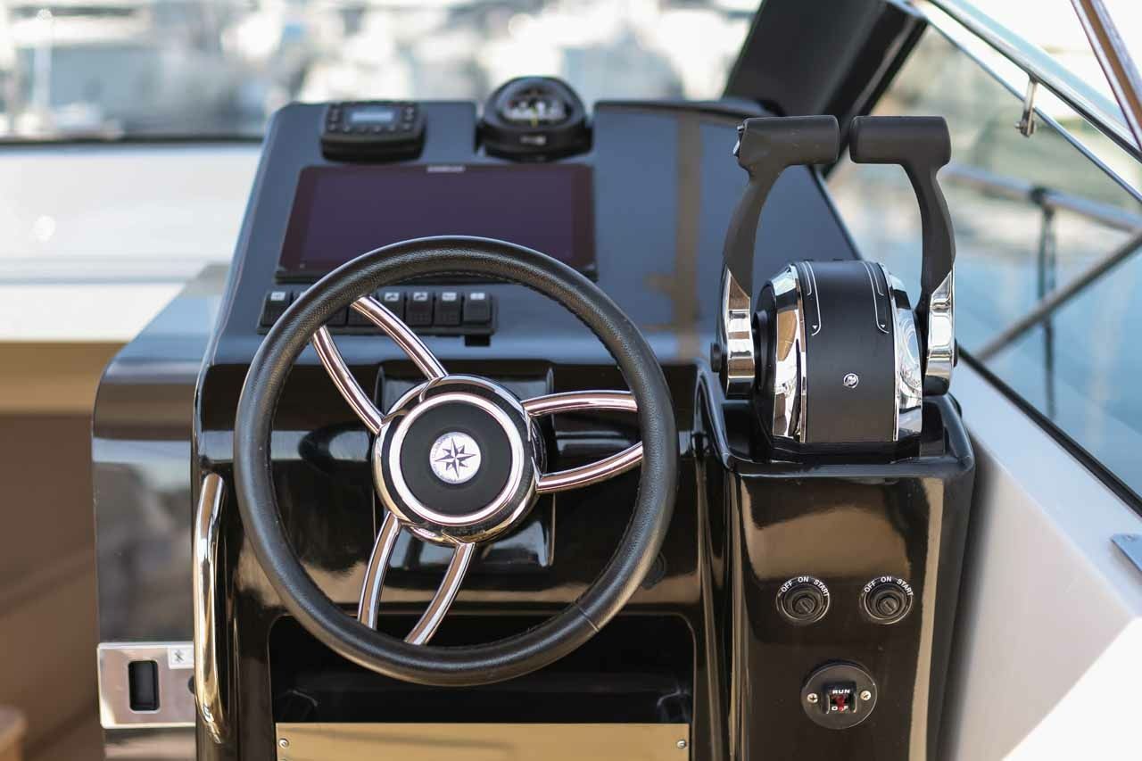 Nuva Yachts M9 Cabin | Babac