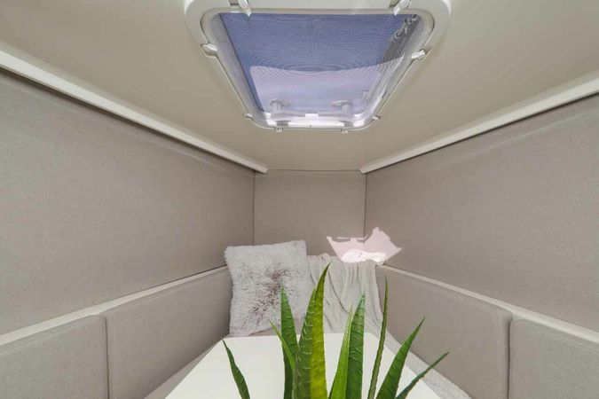 Nuva Yachts M9 Cabin | Babac