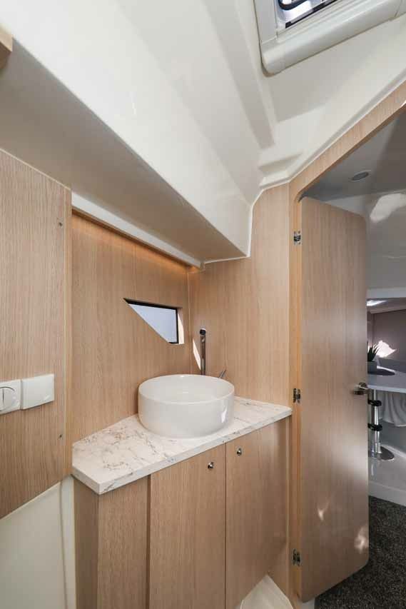 Nuva Yachts M9 Cabin | Babac