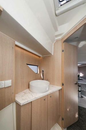 Nuva Yachts M9 Cabin | Babac