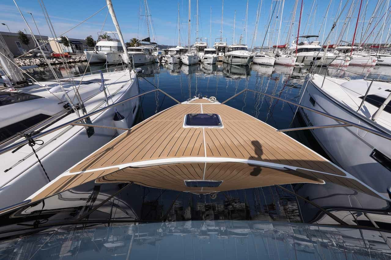 Nuva Yachts M9 Cabin | Babac