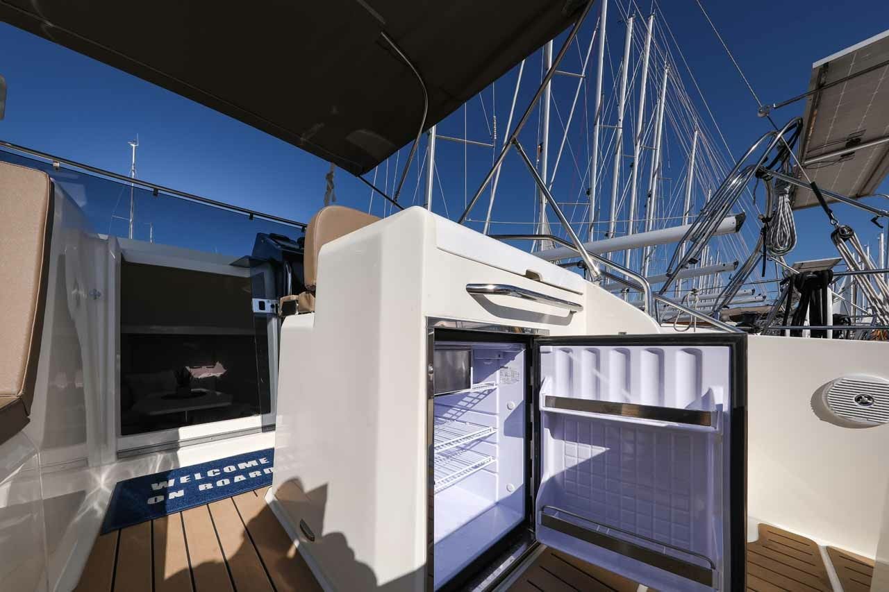 Nuva Yachts M9 Cabin | Babac