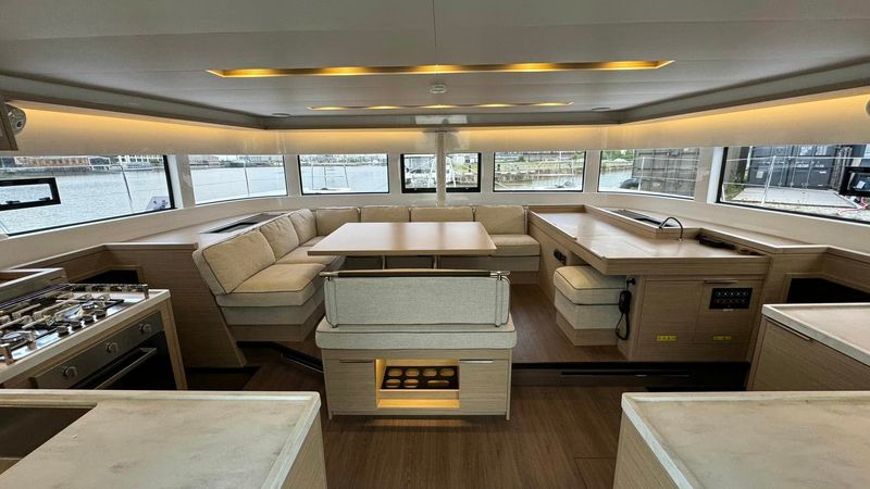 Lagoon 51 | Slinky Malinki