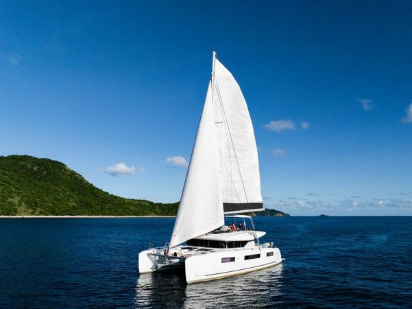 Lagoon 51 | Slinky Malinki