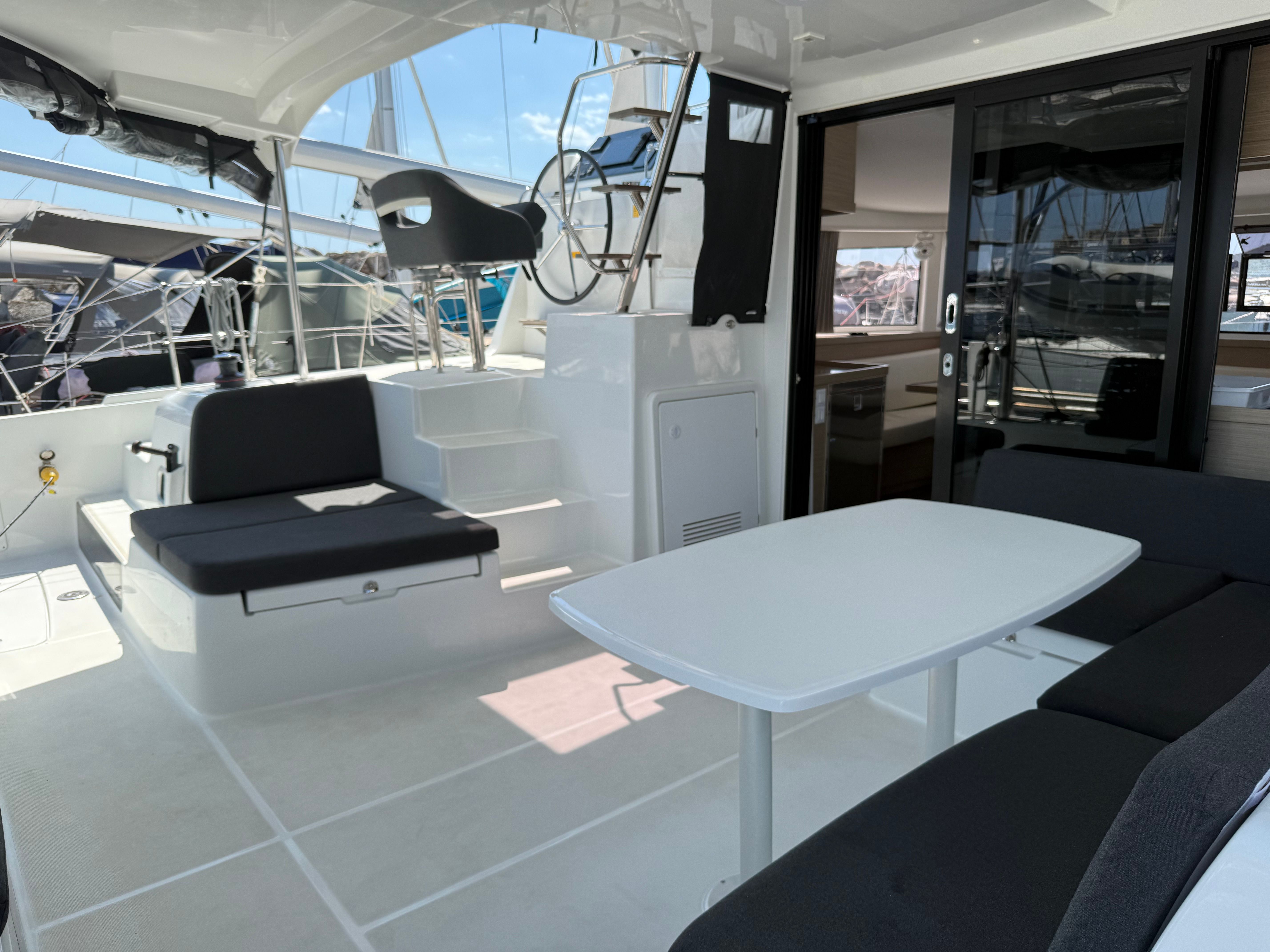 Lagoon 42 | White Lady