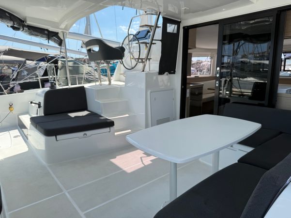 Lagoon 42 | White Lady