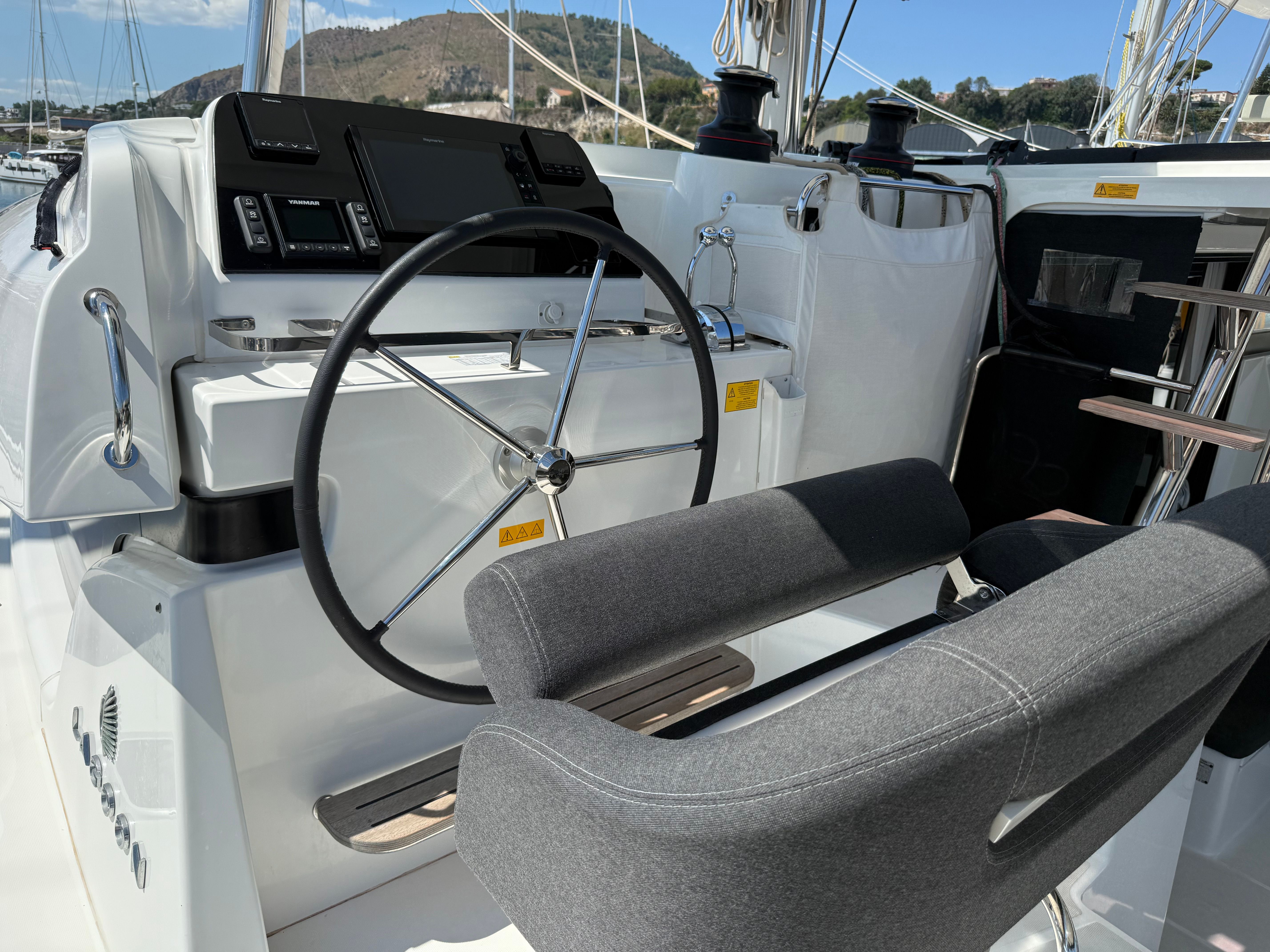 Lagoon 42 | White Lady