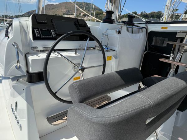 Lagoon 42 | White Lady