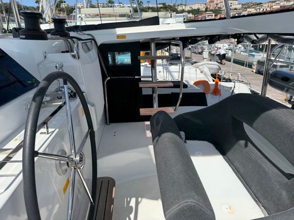 Lagoon 42 | White Lady