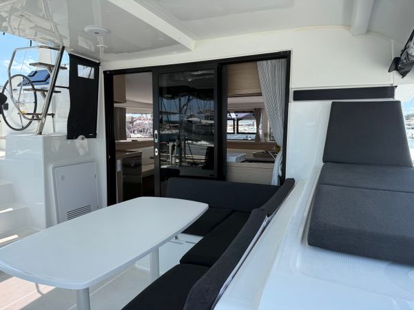 Lagoon 42 | White Lady