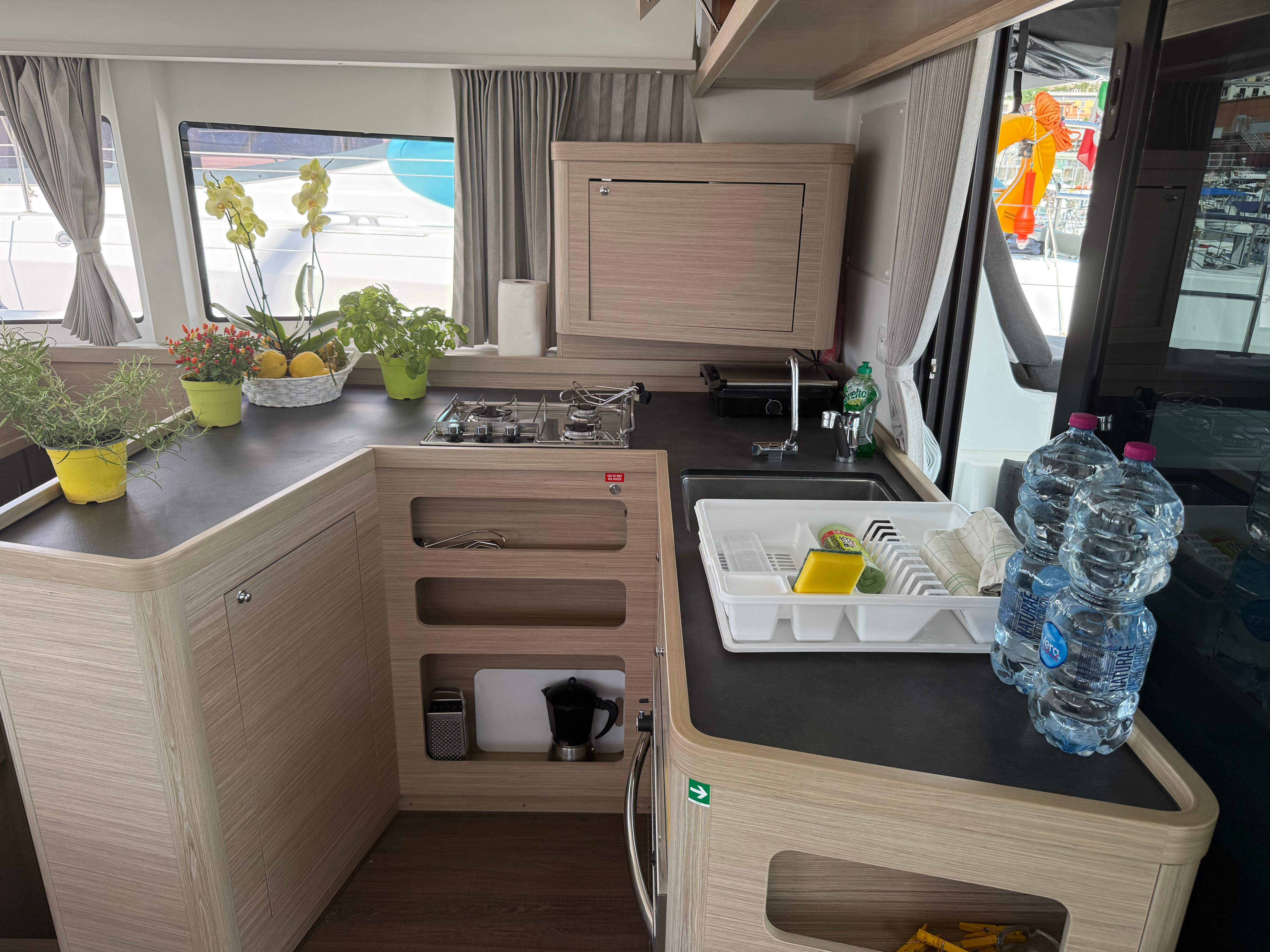 Lagoon 42 | White Lady