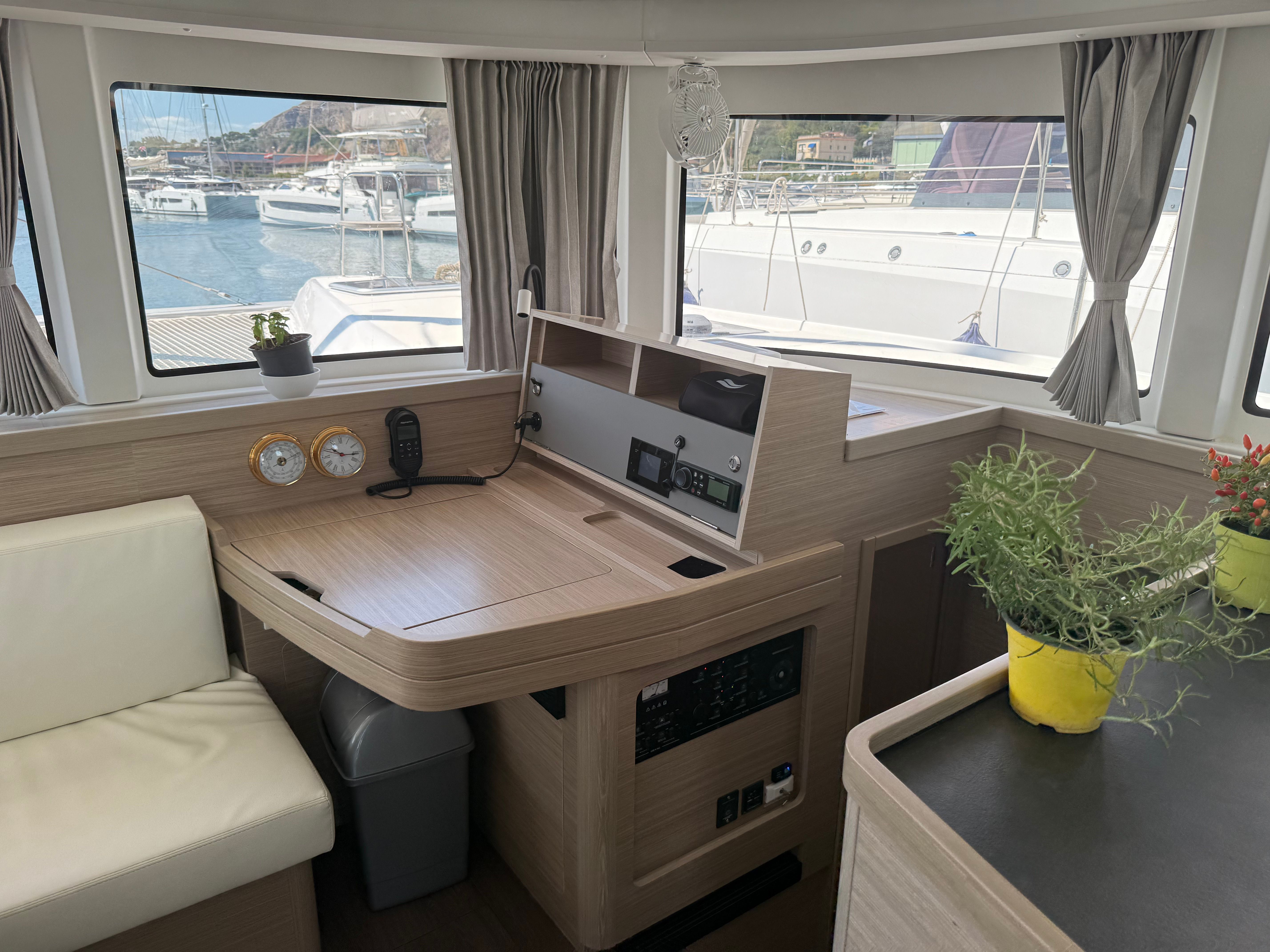 Lagoon 42 | White Lady