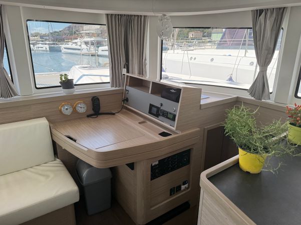 Lagoon 42 | White Lady